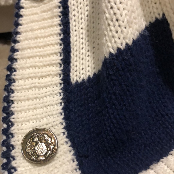 Vintage oversize sweater. Beautiful striping, 2 pockets, crest on pocket. - Picture 3 of 7